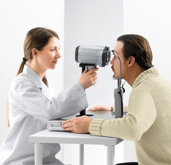 視力檢查的便捷工具：手持式的自動(dòng)驗(yàn)光儀讓眼科檢查更快速準(zhǔn)確